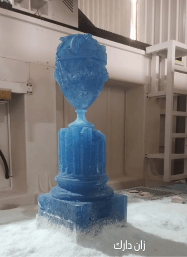 Blue resin vase, workshop process